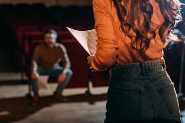 una pareja ensayando teatro