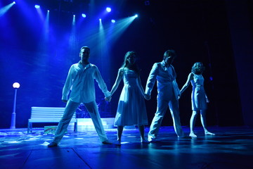 jóvenes actuando en un escenario